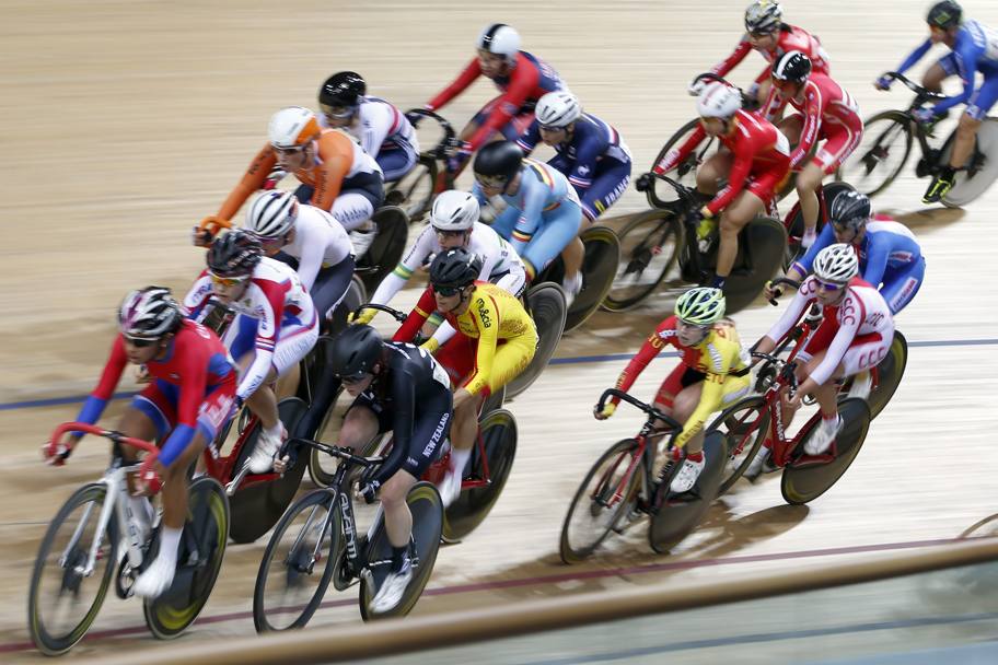 Coppa del Mondo di ciclismo su pista, atlete impegnate nella prova Omnium (Action Images)
